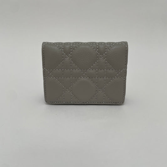 PROMENADE LEATHER QUILTED CARD HOLDER LIGHT GREY